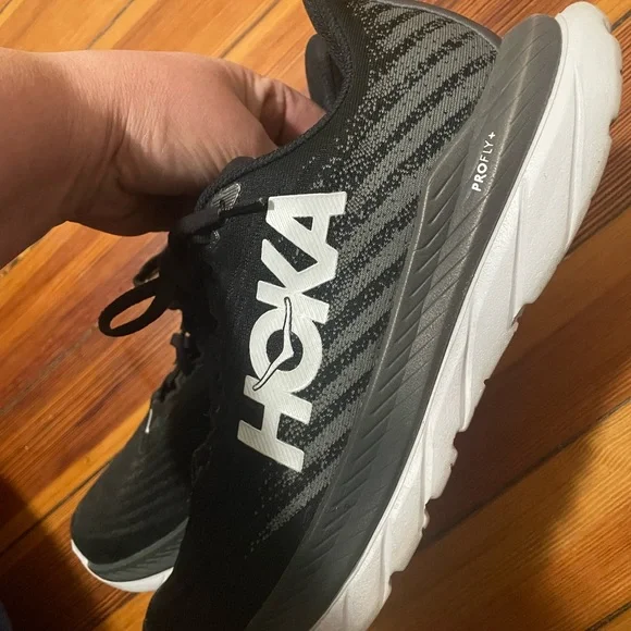 Women’s Hoka One. 10.5 - Picture 3 of 7